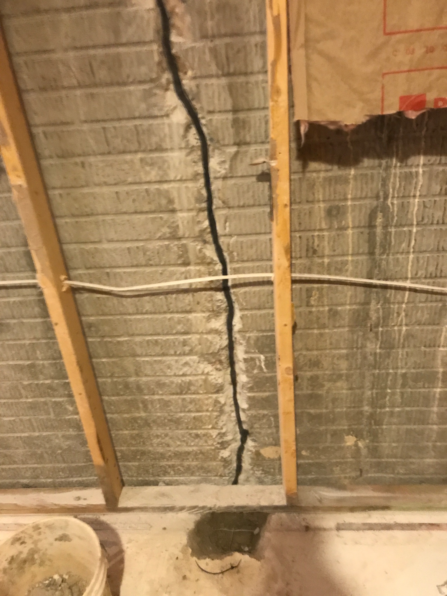 Crack surface prepared along the block joint
