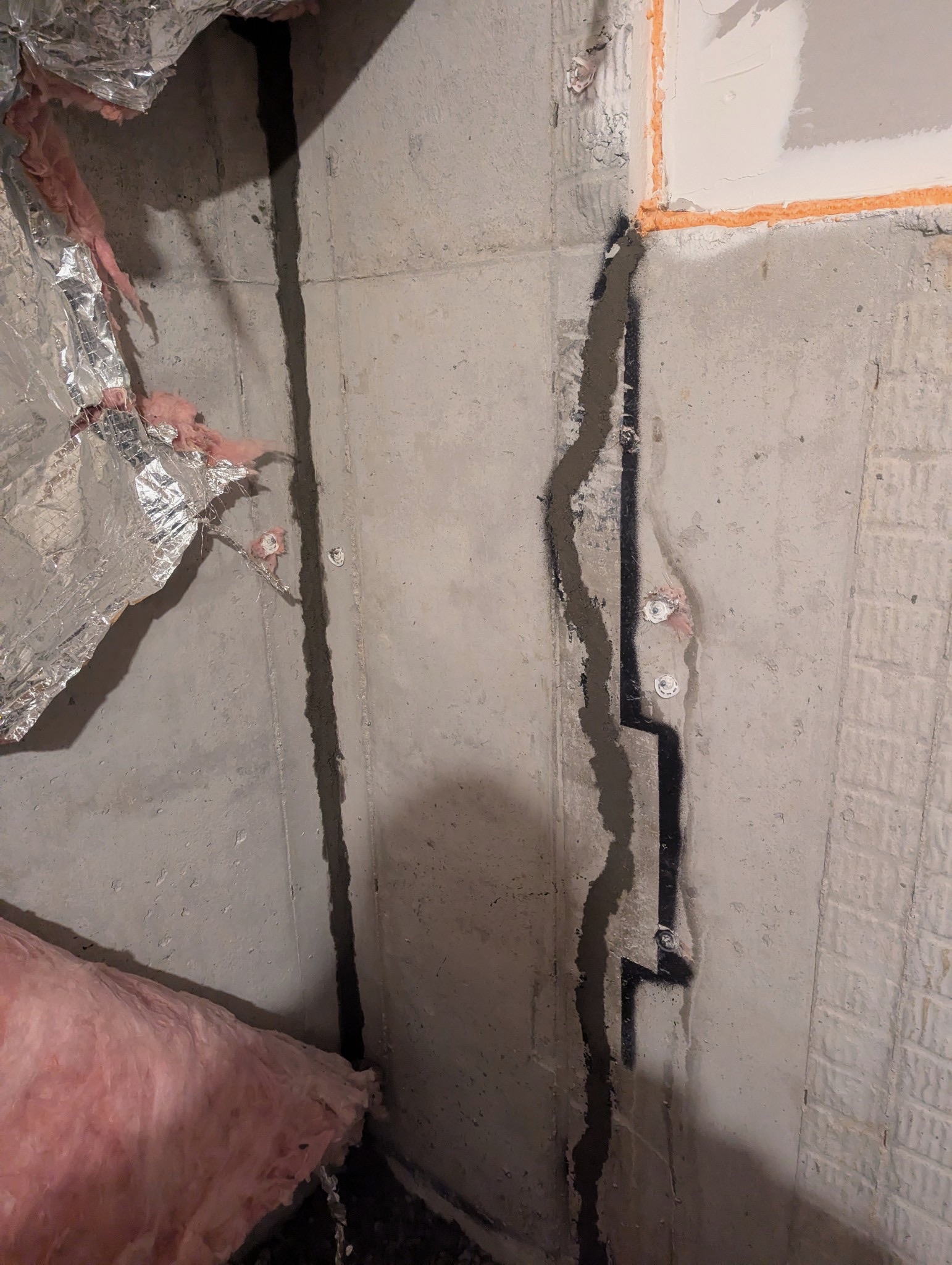 Crack pattern used to identify the cause