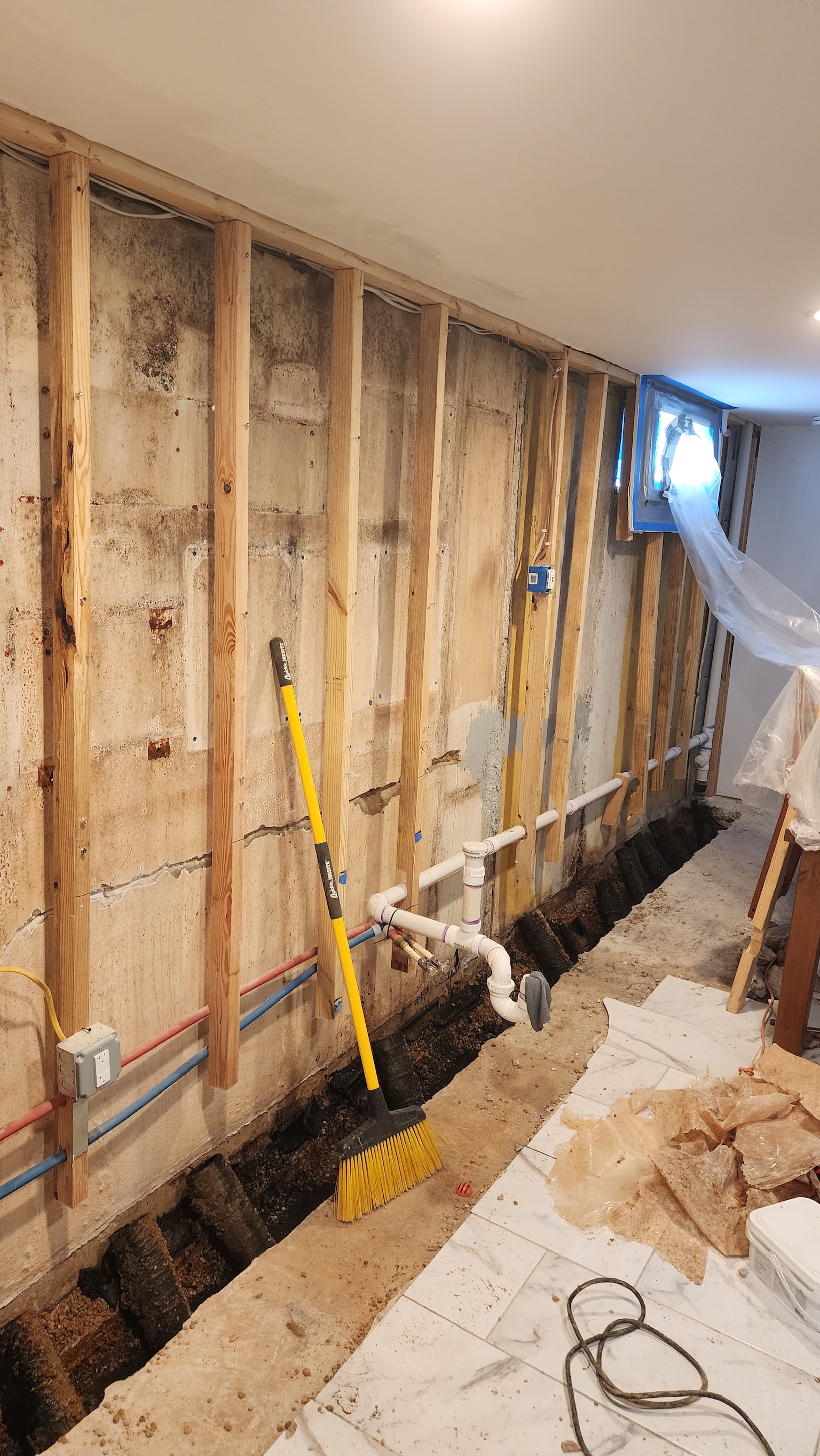 Crawl space moisture damage and high humidity