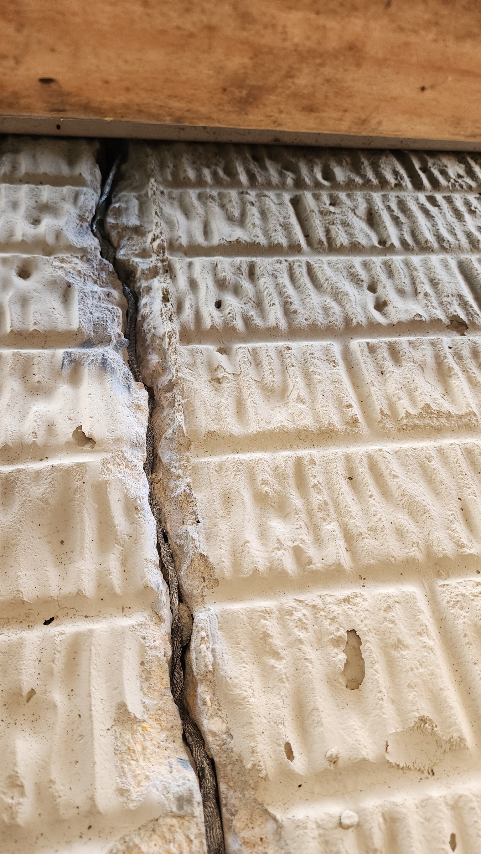 Structural crack from slab foundation movement